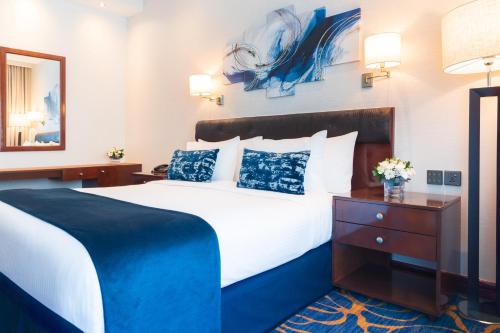Deluxe King Room - Complimentary Transfer to Bluewater Island and JBR image 5
