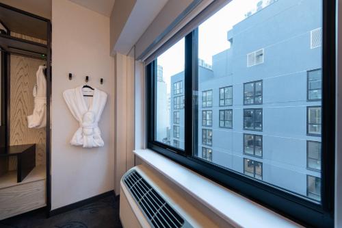 Superior King High Floor Room image 7