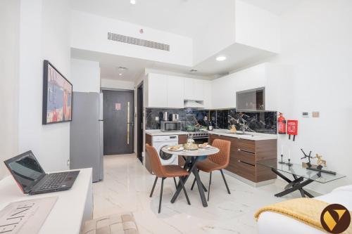 Vogue Vacation Homes, Arjan Jwelz by Danube near Miracle and Butterfly Garden, Studio Apartment with Balcony and Vibrant Community View, Access to all Amenities, Dubaj (zdjęcie 10)