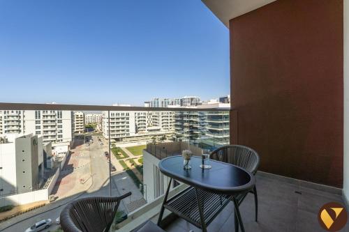 Vogue Vacation Homes, Arjan Jwelz by Danube near Miracle and Butterfly Garden, Studio Apartment with Balcony and Vibrant Community View, Access to all Amenities, Dubaj (zdjęcie 6)