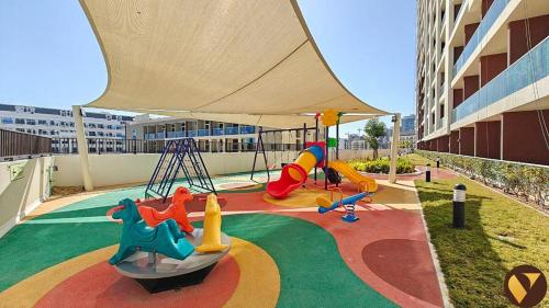 Vogue Vacation Homes, Arjan Jwelz by Danube near Miracle and Butterfly Garden, Studio Apartment with Balcony and Vibrant Community View, Access to all Amenities, Dubaj (zdjęcie 4)