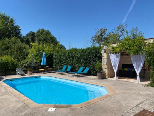 Плувен басейн, Aux Agapanthes, Chambres d'Hôtes charentaises de charme avec piscine (Aux Agapanthes, Chambres d'Hotes charentaises de charme avec piscine) in Aumagne
