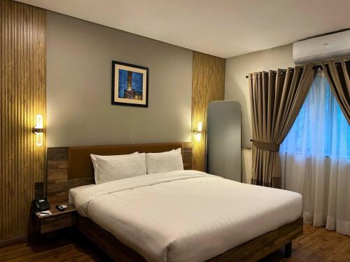 Deluxe King Room image 3