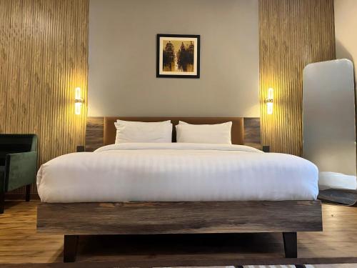 Deluxe King Room image 2