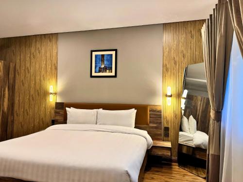 Deluxe King Room image 4
