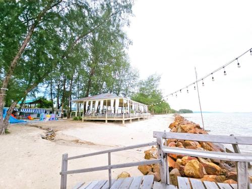 Restaurant, Suvarn Glaew Thong Resort in Trad Waterfront