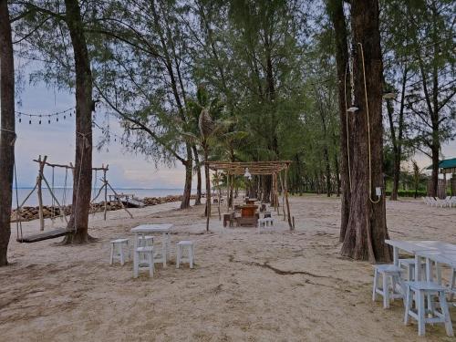 Restaurant, Suvarn Glaew Thong Resort in Trad Waterfront