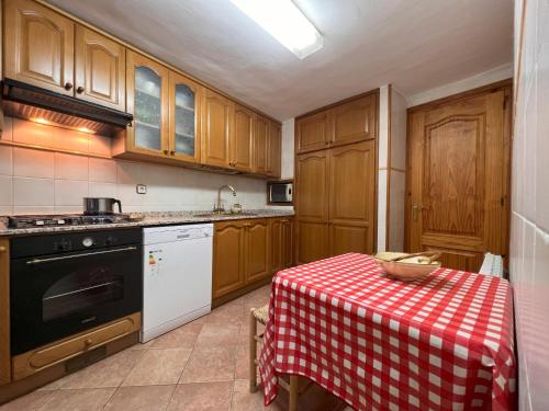 Konyha, Montsant Wine House with Mountain Views in La Morera De Montsant