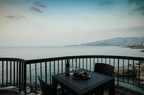 ระเบียง/ชานเรือน, Holiday Suites Hotel & Beach Resort in ใจกลางเมืองจูเนียห์