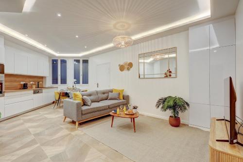 Martine Suite, Place de la République, Paris