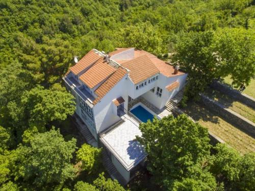 Nature View Spacious Five Bedroom Villa, Pool in Slime