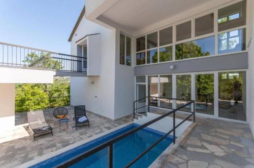 Nature View Spacious Five Bedroom Villa, Pool in Slime