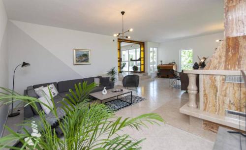 Nature View Spacious Five Bedroom Villa, Pool in Slime