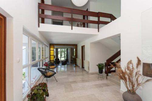 Nature View Spacious Five Bedroom Villa, Pool in Slime