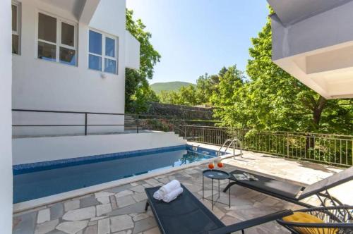 Nature View Spacious Five Bedroom Villa, Pool in Slime