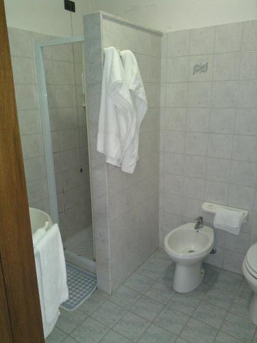 Bathroom, Hotel Ristorante Il Cavaliere in Camerino