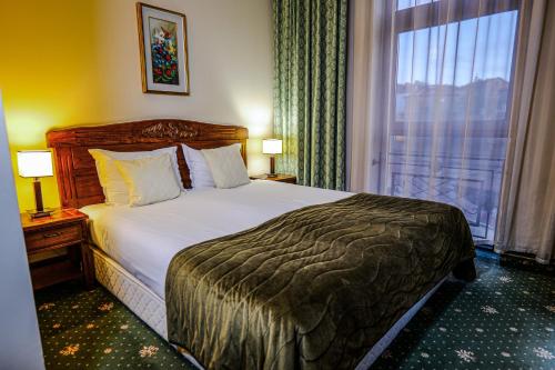Retro Hotel - image 6