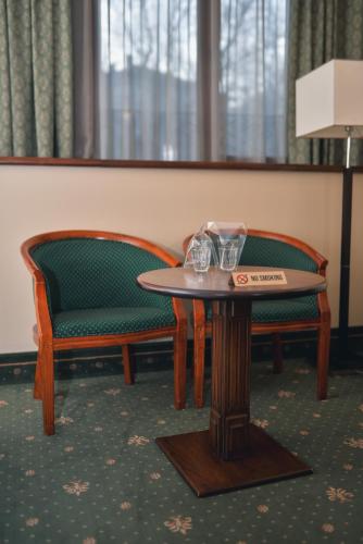 Retro Hotel - image 8