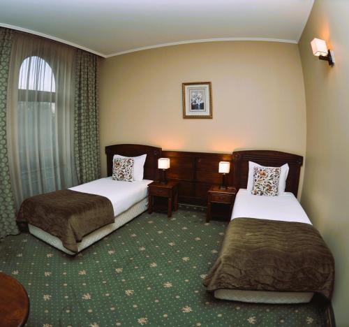 Retro Hotel - image 12