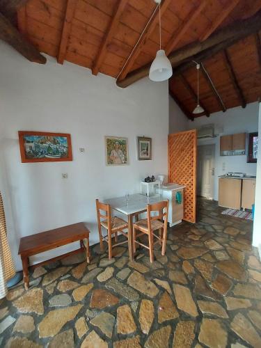 Restorāns, Beautiful house located on a hill, with a spectacular sea view in Koumeika