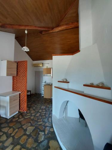 Beautiful house located on a hill, with a spectacular sea view in Koumeika