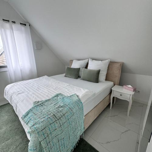 RelaxDays-Apartments 3 GARTEN und POOL-Mitbenutzung, kostenloser Parkplatz, kontaktloser CheckIn, WiFi mit SmartTV