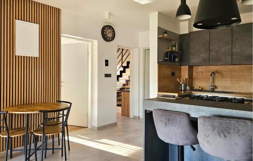 Konyha, 2 Bedroom Nice Home In Radoisce in Hrascina