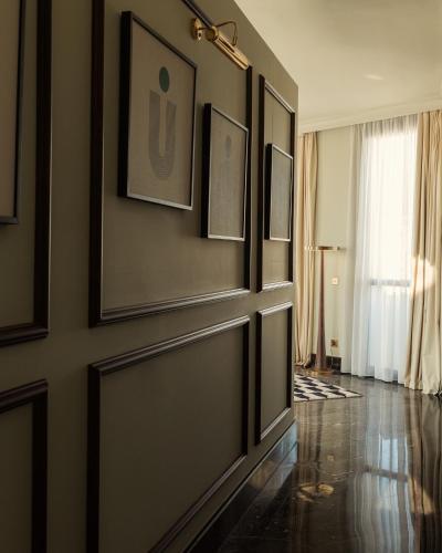 Superior King Room image 3