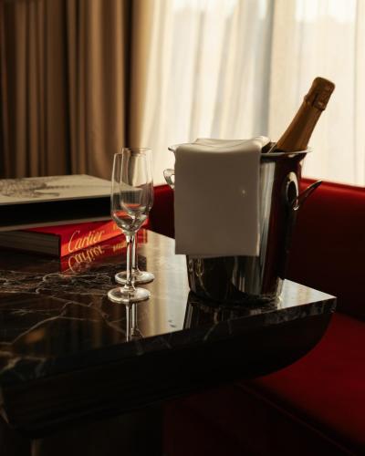 Superior King Room image 4