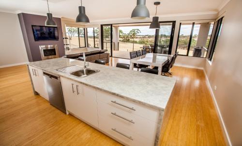 Neagles Retreat Villas - Tap to explore photos