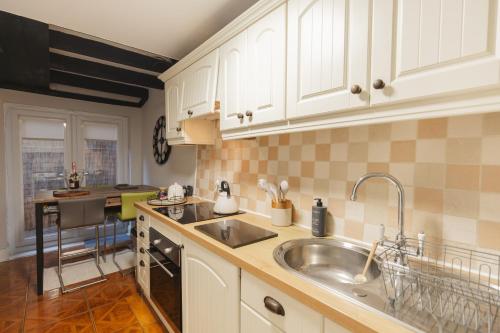 Cocina, Silver Cottage on Yarm High street and the River free parking available in Yarm