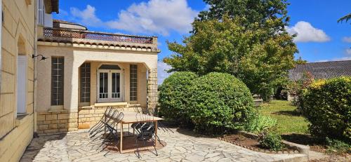 Exterior view, Gite Chateau Touzinat - Saint-Emilion in Saint-Hippolyte