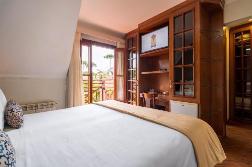 Deluxe Double Room with Balcony image 4