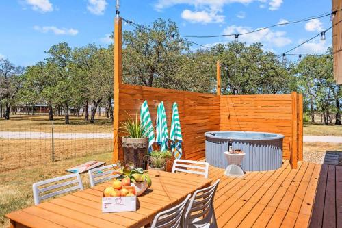 Lyndons Lodge with hot tub and pet friendly in Fredericksburg, USA