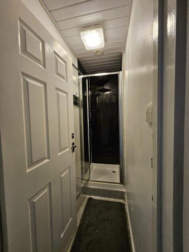 Zuhanyzó, Inspire Home Stylish Stay D near Cardiff Öböl Gát