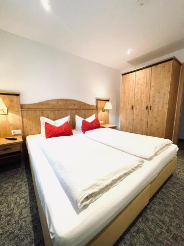 2 bedrooms, 6 beds