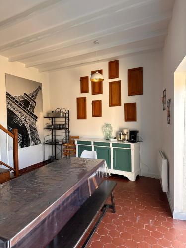 Une maraîchine en bord de conche avec barque sans linge de maison (Une maraichine en bord de conche avec barque sans linge de maison) in 阿爾賽