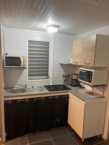 кухня, Bungalows Caraibes et Goyave proches de la route mais calme la nuit in Trois-Rivieres