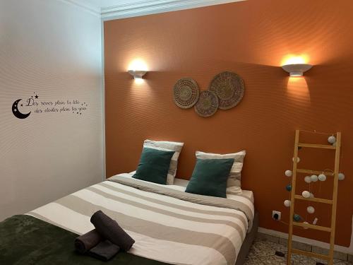 Joli T2 47m2 au calme absolu, à 2 pas de la gare avec parking privé (Elegant T2 au Calme Absolu avec Terrasse & Parking a 2 pas de la gare et Jardins du chateau de Versa) in Сан-Сир-ль'Еколь