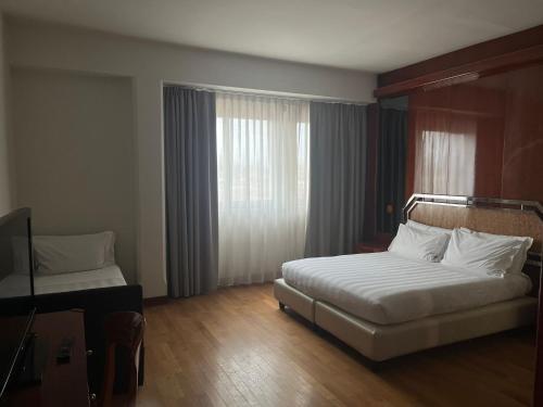 1 queen bed, 1 twin bed