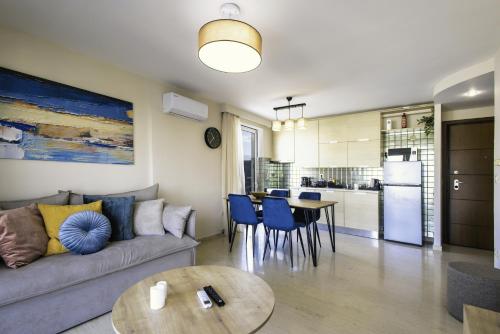 Lis153 by Smart Cozy Suites - Top Floors with Amazing City View - Available 24hr, Atény