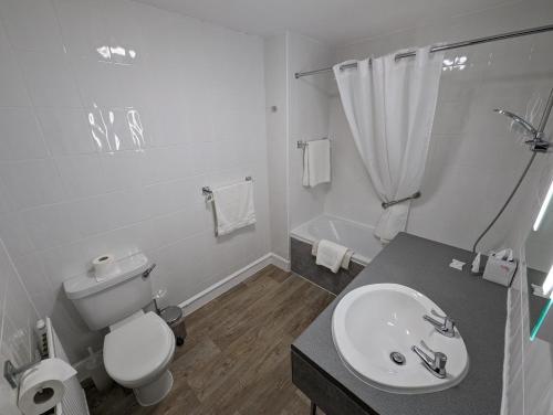 The Walnut Tree Hotel - image 2