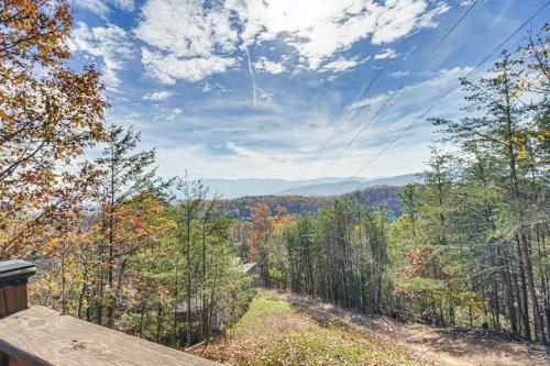 Cabin with Deck and Mountain Views Near Gatlinburg!, Cosby (foto 3)