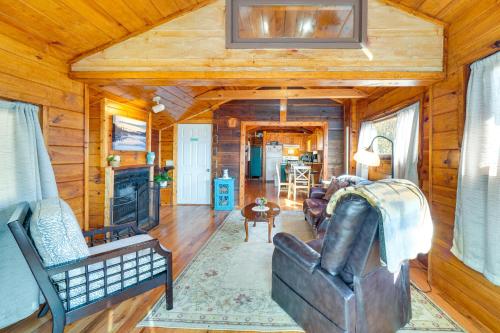 Cabin with Deck and Mountain Views Near Gatlinburg!, Cosby (foto 4)