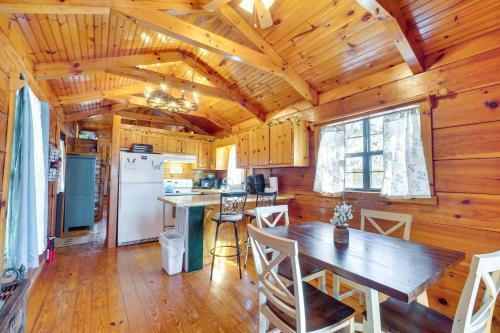 Cabin with Deck and Mountain Views Near Gatlinburg!, Cosby (foto 7)