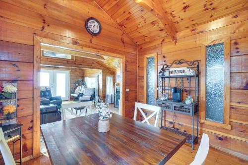 Cabin with Deck and Mountain Views Near Gatlinburg!, Cosby (foto 8)