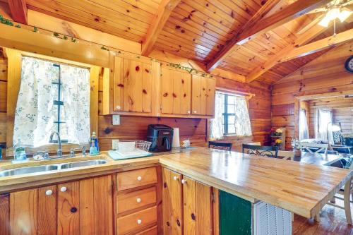 Cabin with Deck and Mountain Views Near Gatlinburg!, Cosby (foto 10)