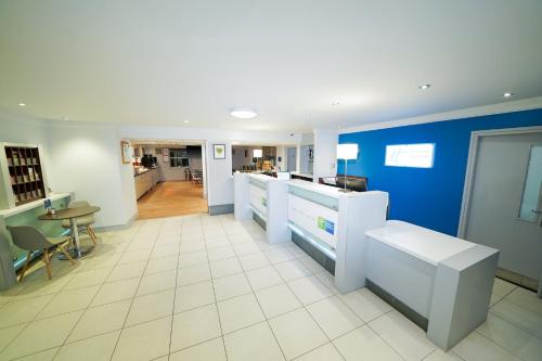 Holiday Inn Express Leeds-East an IHG Hotel - image 3