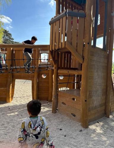 สนามเด็กเล่น, Studio a proximité de Paris et Orly (Studio a proximite de Paris et Orly) in เชอวิลลี ลาอุย