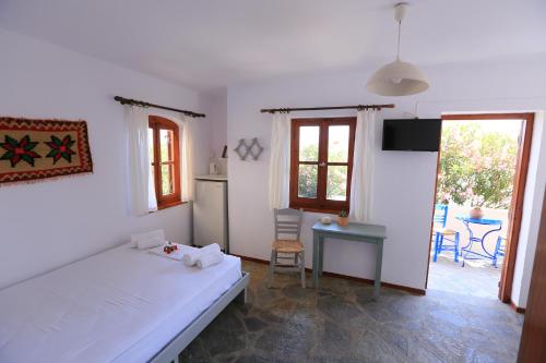 1 double bed, 3 twin beds